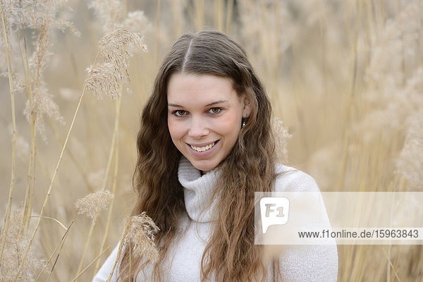 Lächelnde junge Frau im Freien  Porträt