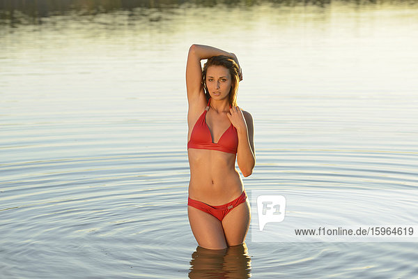 Junge Frau mit Bikini in einem See