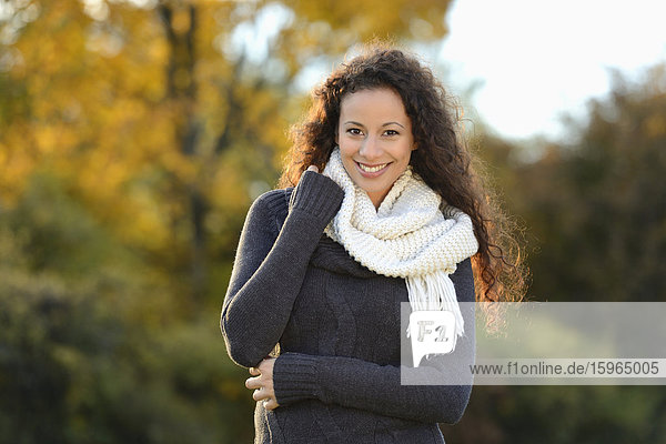 Lächelnde junge Frau im Herbst  Portrait