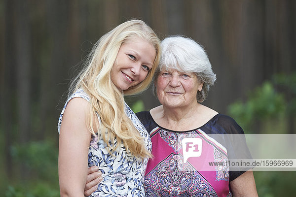 Großmutter und Enkelin  Bayern  Deutschland  Europa