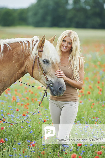 Junge Frau mit Pferd  Bayern  Deutschland  Europa