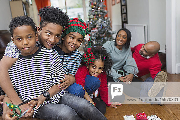 Portrait glückliche Familie feiert Weihnachten im Wohnzimmer