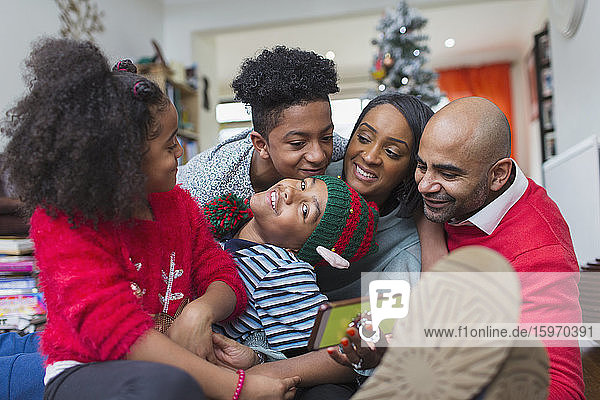 Fröhliche Familie feiert Weihnachten im Wohnzimmer