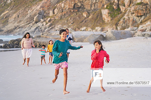 Glückliche Familie läuft am Strand