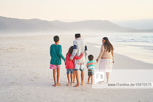 Liebevolle Familie beim Spaziergang am Strand des Ozeans  Kapstadt  Südafrika