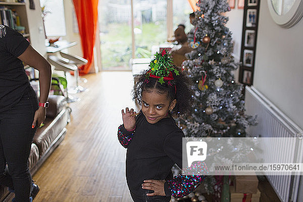 Porträt freches Mädchen mit Hut am Weihnachtsbaum