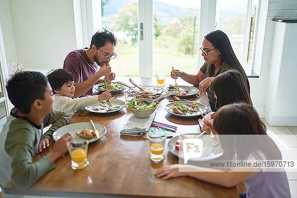 Familie beim Mittagessen am Esstisch