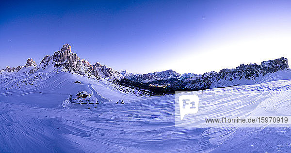Pano des schneebedeckten Ra Gusela  Cortina d'Ampezzo  Monte Cristallo und Lastoi De Formin in der Abenddämmerung  Giau-Pass  Dolomiten  Venetien  Italien  Europa
