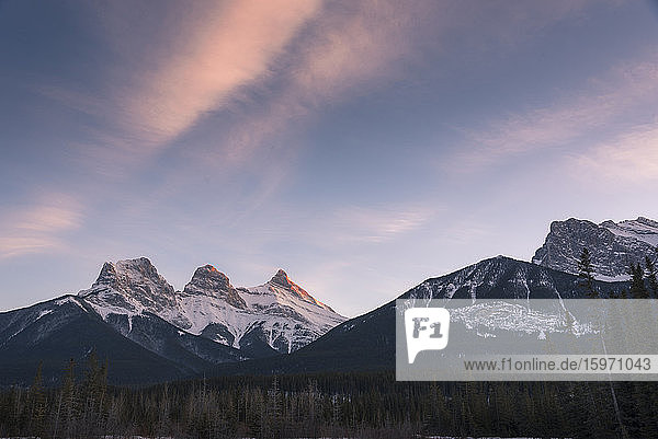 Abendlicht auf den Gipfeln der Drei Schwestern in der Nähe des Banff-Nationalparks  Canmore  Alberta  Kanadische Rockies  Kanada  Nordamerika