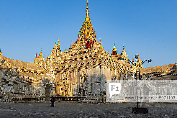 Sonnenaufgang im Ananda-Tempel  Bagan (heidnisch)  Myanmar (Birma)  Asien