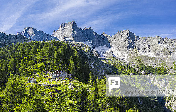 Sasc-Fura-Hütte mit dem berühmten Pizzo Badile im Hintergrund  Bondasca-Tal  Bergell  Graubünden  Schweiz  Europa