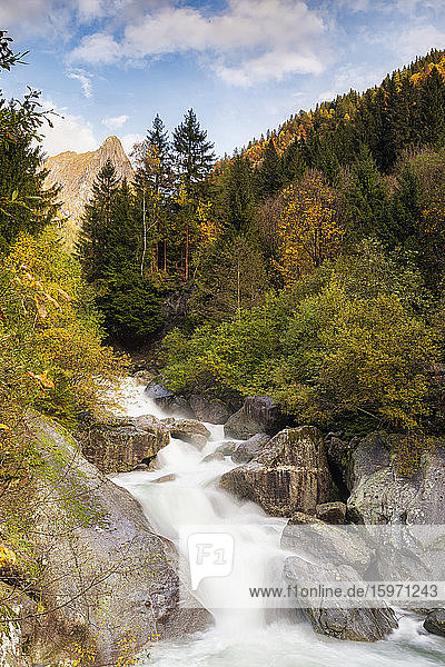 Wasserfall im Reservat Bagni di Masino im Herbst  Valmasino  Valtellina  Lombardei  Italien  Europa