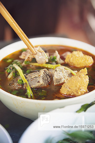 Ein dampfendes Gericht aus Bun Bo Hue  der würzigen lokalen Rindfleischbrühe oder dem Eintopf  in einem lokalen Restaurant  Hue  Vietnam  Indochina  Südostasien  Asien