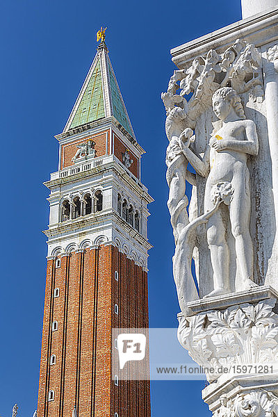 Blick auf den Campanile und die Skulptur auf dem Dogenpalast auf dem Markusplatz  Venedig  UNESCO-Weltkulturerbe  Venetien  Italien  Europa