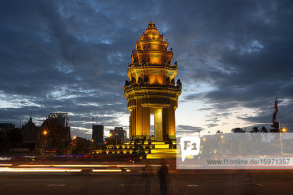 Unabhängigkeitsdenkmal in Phnom Penh in der Abenddämmerung  Kambodscha  Indochina  Südostasien  Asien