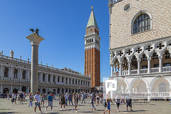 Blick auf den Campanile und den Dogenpalast auf dem Markusplatz  Venedig  UNESCO-Weltkulturerbe  Venetien  Italien  Europa