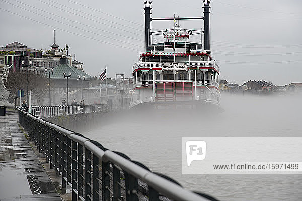 Schaufelradboot im Nebel auf dem Mississippi  New Orleans  Louisiana  Vereinigte Staaten von Amerika  Nordamerika