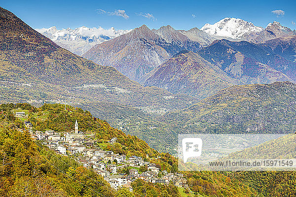 Dorf Sacco in Herbstfarben  Valgerola (Gerola-Tal)  Orobie  Veltlin  Lombardei  Italien  Europa