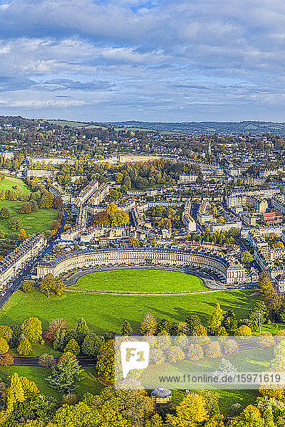 Luftaufnahme einer Drohne über der georgischen Stadt Bath  Royal Victoria Park und Royal Cresent  UNESCO-Weltkulturerbe  Bath  Somerset  England  Vereinigtes Königreich  Europa