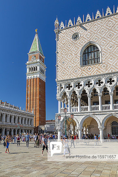 Blick auf den Campanile und den Dogenpalast auf dem Markusplatz  Venedig  UNESCO-Weltkulturerbe  Venetien  Italien  Europa