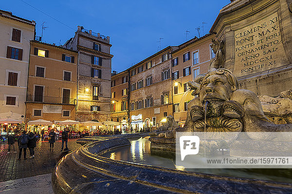 Piazza della Rotunda und Wasserspiel in der Nähe des Pantheon  Rom  Latium  Italien  Europa