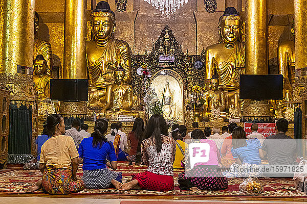 Pilger in der Shwedagon-Pagode  Rangoon (Rangoon)  Myanmar (Burma)  Asien