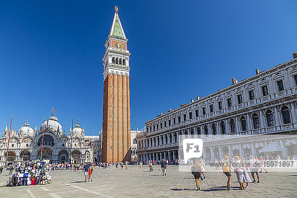 Blick auf Campanile und Besucher auf dem Markusplatz und blauer Himmel  Venedig  UNESCO-Weltkulturerbe  Venetien  Italien  Europa