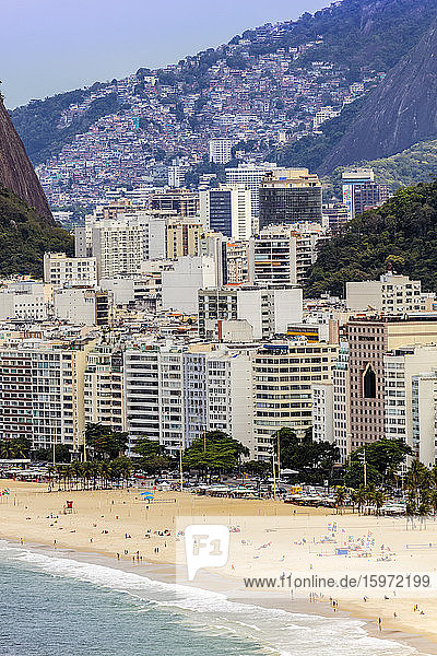 Erhöhter Blick auf den Copacabana-Strand  Wohnblöcke und den Favela-Slum Pavao Pavaozinhao  Rio de Janeiro  Brasilien  Südamerika