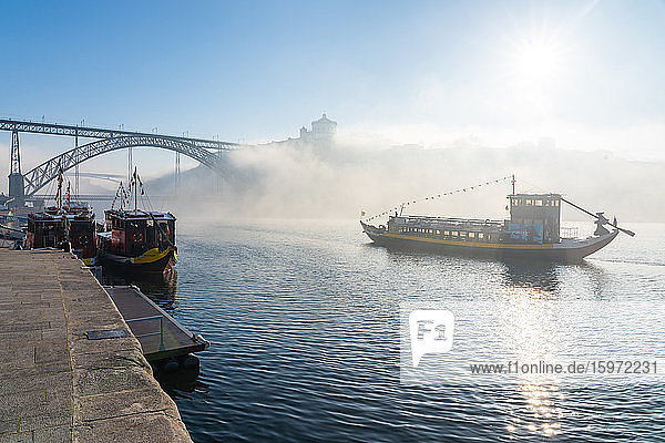 Bootsfahrt auf dem Douro bei frühmorgendlichem Nebel mit der Dom Luis I-Brücke im Hintergrund  Porto  Portugal  Europa
