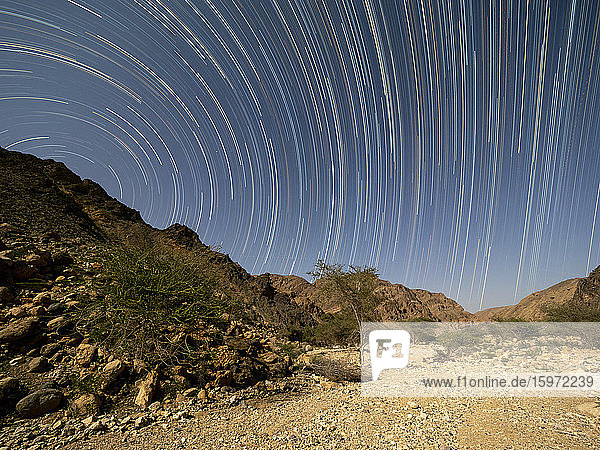 Sternenpfade bei Nacht im Wadi Al Arbeen  Sultanat Oman  Naher Osten
