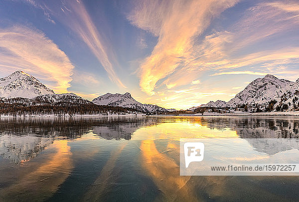 Farben des Sonnenuntergangs  reflektiert auf der eisigen Oberfläche des Silsersees  Engadin  Graubünden  Schweiz  Europa