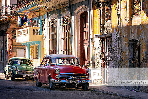 Klassische alte Autos  Altstadt  Havanna  Kuba  Westindische Inseln  Karibik  Mittelamerika