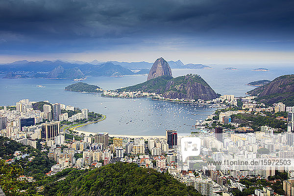 Erhöhter Blick auf den Zuckerhut und den Strand und die Bucht von Botafogo  Botafogo  Rio de Janeiro  Brasilien  Südamerika