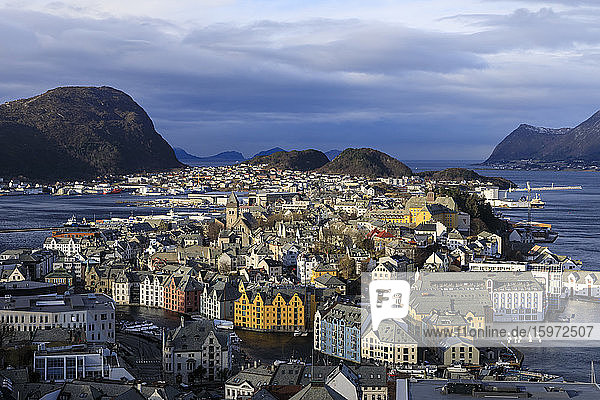 Blick vom Aksla-Hügel über Alesund  Jugendstilgebäude  Berge und Meer im Winter  Alesund  More og Romsdal  Norwegen  Skandinavien  Europa