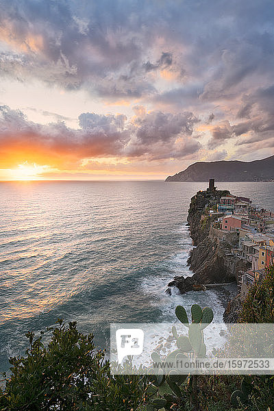 Vernazza bei Sonnenuntergang  Cinque Terre  UNESCO-Weltkulturerbe  Provinz La Spezia  Ligurien  Italien  Europa