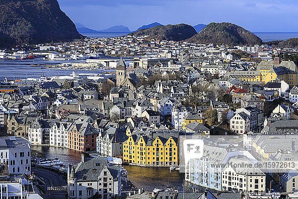 Blick vom Aksla-Hügel über Alesund  Jugendstilgebäude  Berge und Meer im Winter  Alesund  More og Romsdal  Norwegen  Skandinavien  Europa