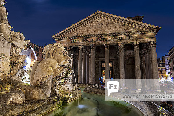 Das Pantheon mit Springbrunnen bei Nacht  UNESCO-Weltkulturerbe  Piazza della Rotonda  Rom  Latium  Italien  Europa