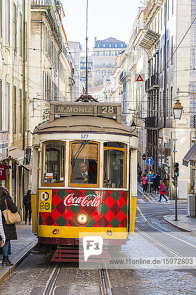 Traditionelle Straßenbahn in Lissabon auf den Straßen der Stadt  Lissabon  Portugal  Europa