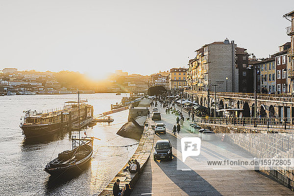 Die Gegend von Cais da Ribeira in Porto bei Sonnenuntergang  UNESCO-Weltkulturerbe  Porto  Portugal  Europa