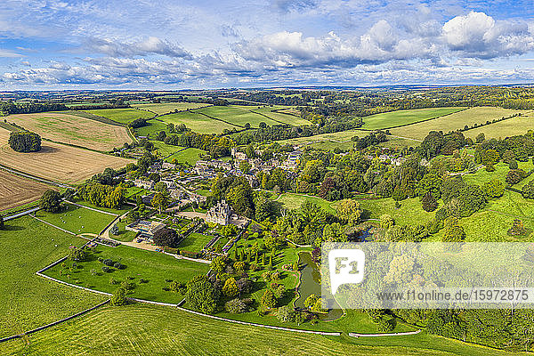 Luftaufnahme über das Dorf Upper Slaughter in den Cotswolds  Gloucestershire  England  Vereinigtes Königreich  Europa