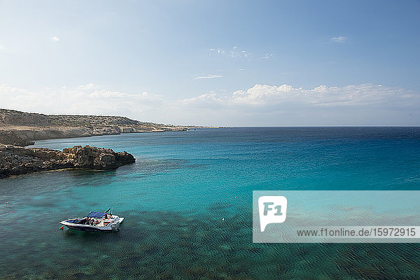 Boot auf dem Wasser mit Blick auf Cape Greco  Protaras  Zypern  Mittelmeer  Europa