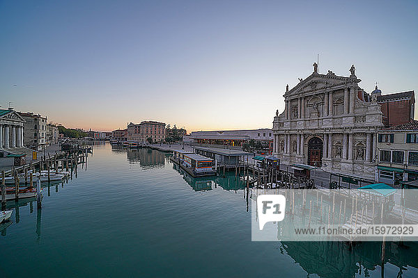 Bahnhof von Venedig  Kirche Santa Maria di Nazareth und der Canal Grande während der Sperrung des Coronavirus  Venedig  UNESCO-Weltkulturerbe  Venetien  Italien  Europa