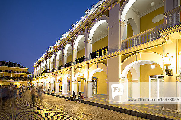 Koloniale Architektur bei Nacht  Altstadt  UNESCO-Weltkulturerbe  Cartagena  Abteilung Bolivar  Kolumbien  Südamerika