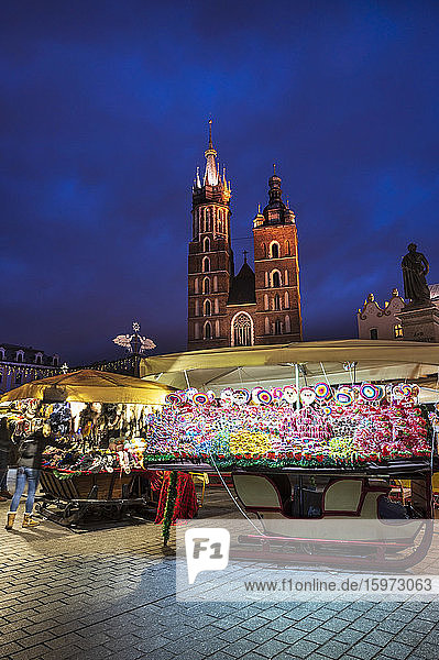 Weihnachtsmärkte mit der Marienbasilika  Marktplatz  UNESCO-Weltkulturerbe  Krakau  Polen  Europa