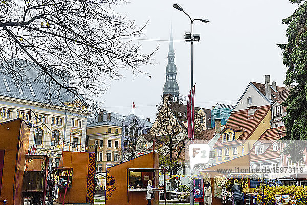 Weihnachtsmarkt auf dem Livu-Platz  Altstadt  UNESCO-Weltkulturerbe  Riga  Lettland  Europa