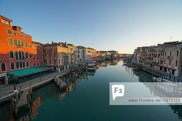 Reflexionen der Gebäude im ruhigen Wasser des Canal Grande während der Sperrung des Coronavirus  Venedig  UNESCO-Weltkulturerbe  Venetien  Italien  Europa