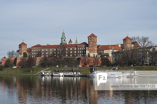 Blick auf das Schloss Wawel  UNESCO-Weltkulturerbe  mit Restaurantbooten  die an der Wista (Weichsel) im Flusspark festgemacht sind  Krakau  Polen  Europa