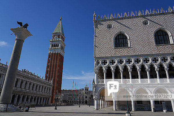 Dogenpalast und Glockenturm von San Marco während der Abriegelung des Coronavirus  Venedig  UNESCO-Weltkulturerbe  Venetien  Italien  Europa