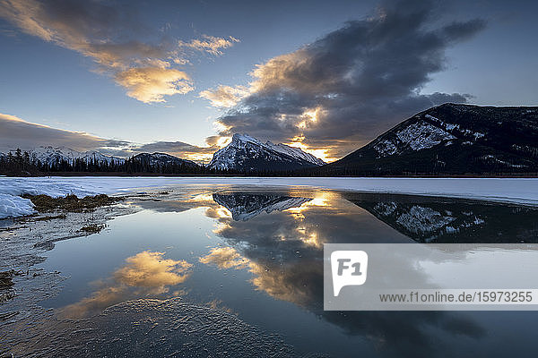 Winterliche Reflexionen des Mount Rundle  Zinnoberseen in den kanadischen Rocky Mountains  Banff-Nationalpark  UNESCO-Weltkulturerbe  Alberta  Kanada  Nordamerika