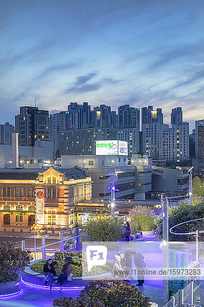 Seoul 7017 Skygarden und Bahnhof Seoul in der Abenddämmerung  Seoul  Südkorea  Asien